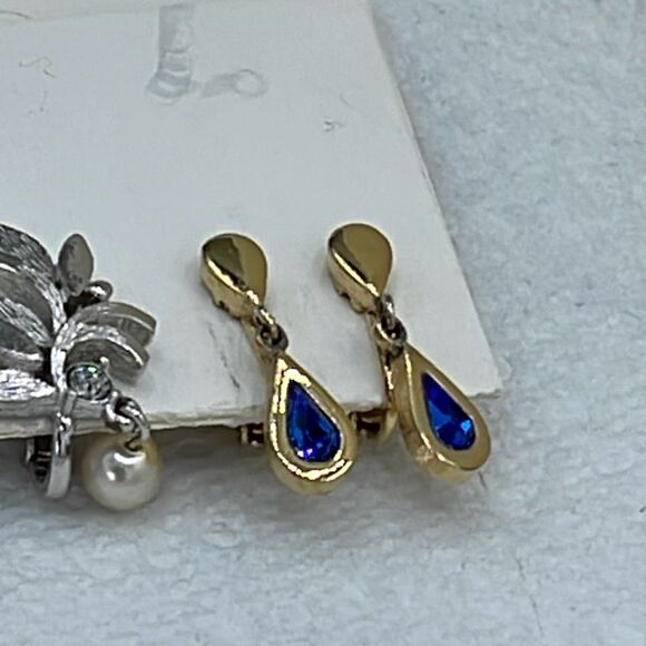 Two pair vintage Avon clip earrings. One silver and one gold colored - Picture 4 of 8